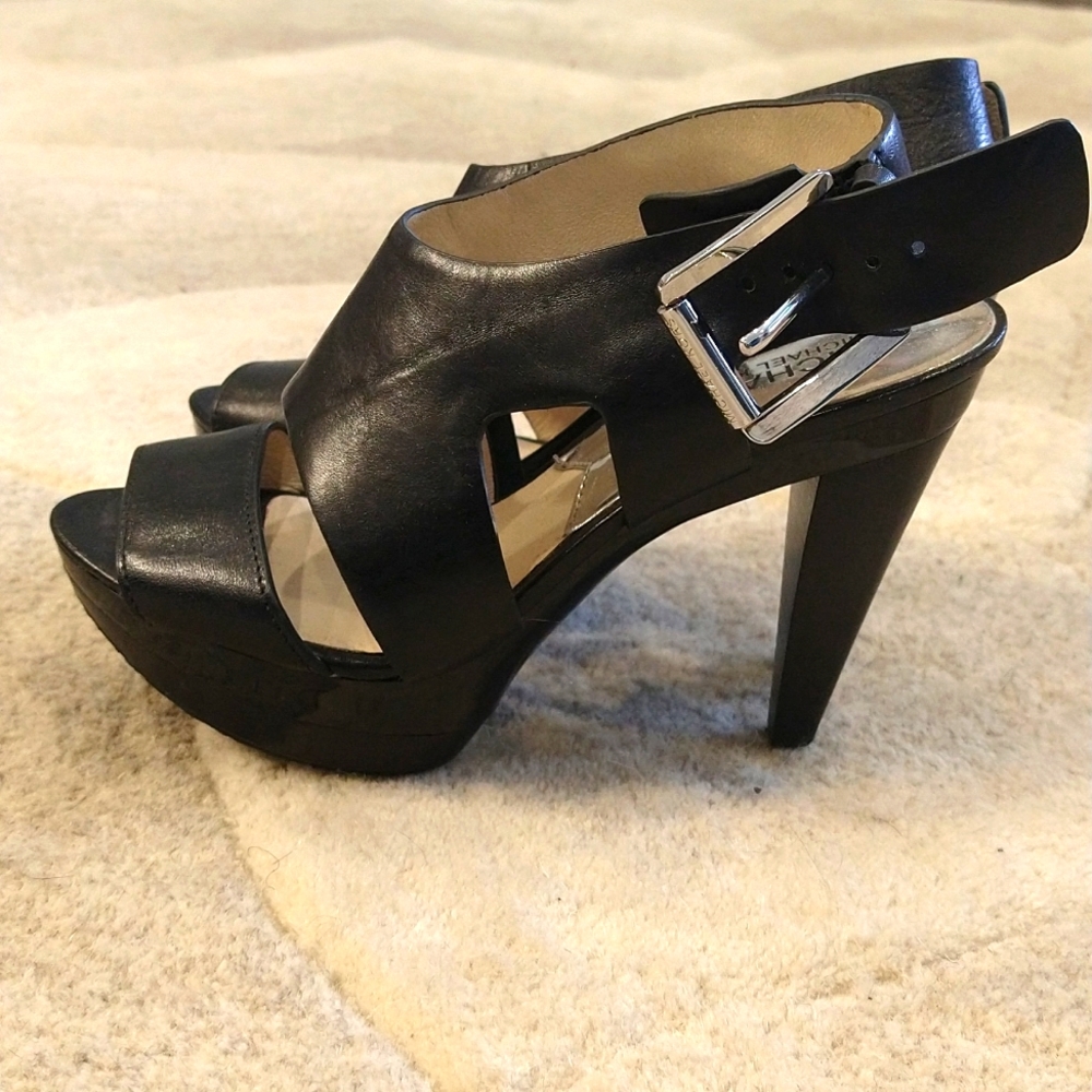 Adorable Michael Kors black leather 4.5 inches stilettos.